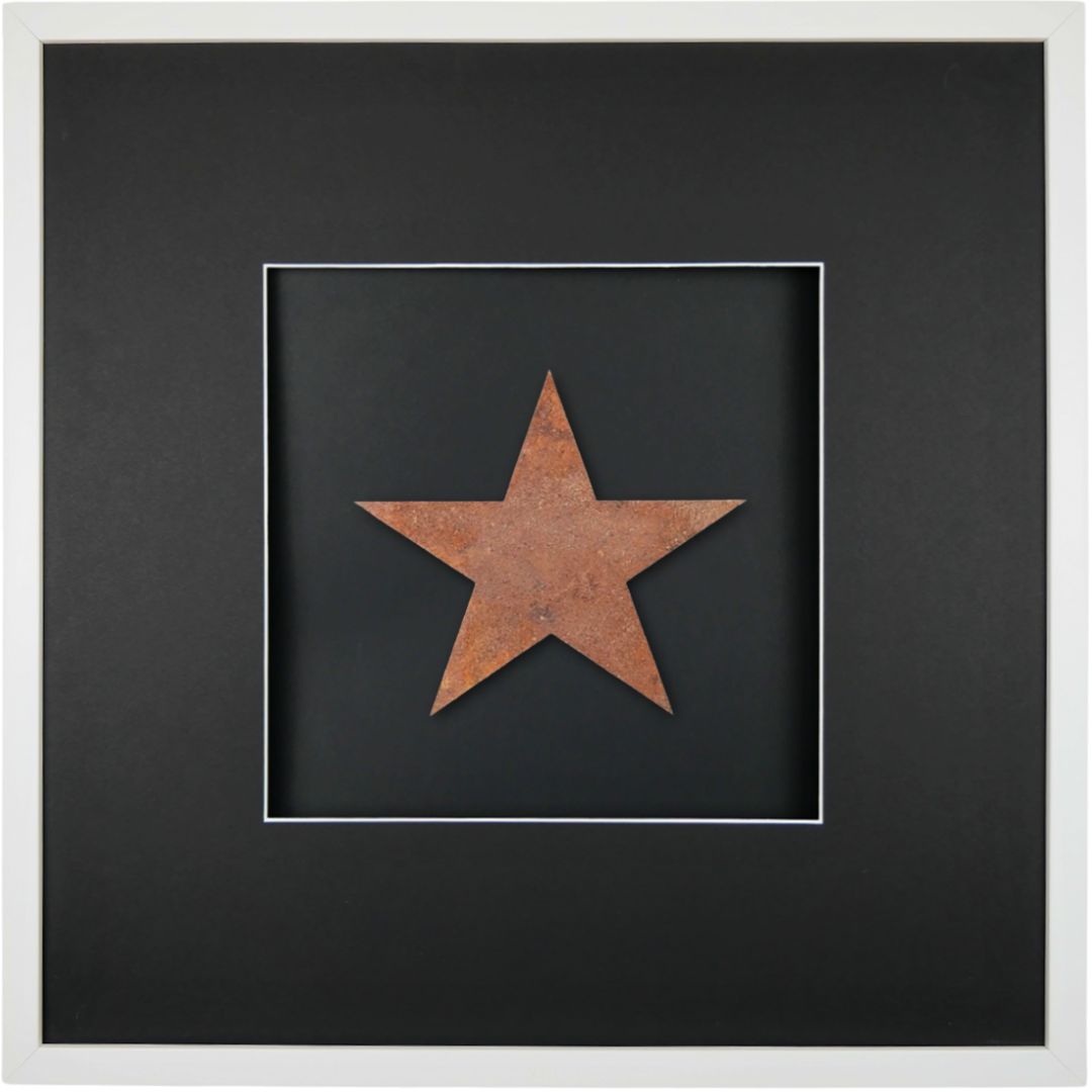 Quadratwerk Wandbild Urban Rust Star 58cm - Rahmen Weiß, Hintergrund Schwarz, Passepartout Schwarz/Weiß
